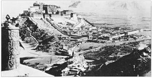 图3-9 1959年的布达拉宫及雪城