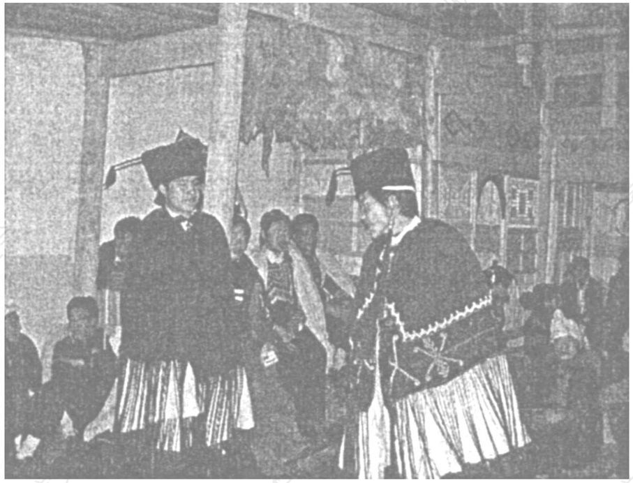 婚礼转唱：曲莫伊诺（右）与曲比拉哈（左）