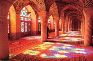 阳光把窗户彩色玻璃的缤纷绚烂投射在粉红清真寺的祷告厅地面