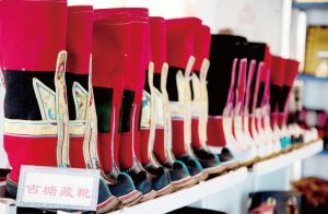 藏靴，由吉塘镇康巴民族服装厂制作