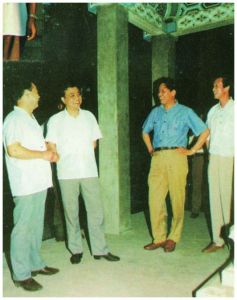 1993年7月5日，时任团中央第一书记李克强（左二）在时任省委常委、秘书长栗战书（右二）陪同下到校视察