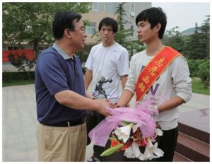 2011年6月，保定学院党委书记王军送别赴西部支教毕业生代表