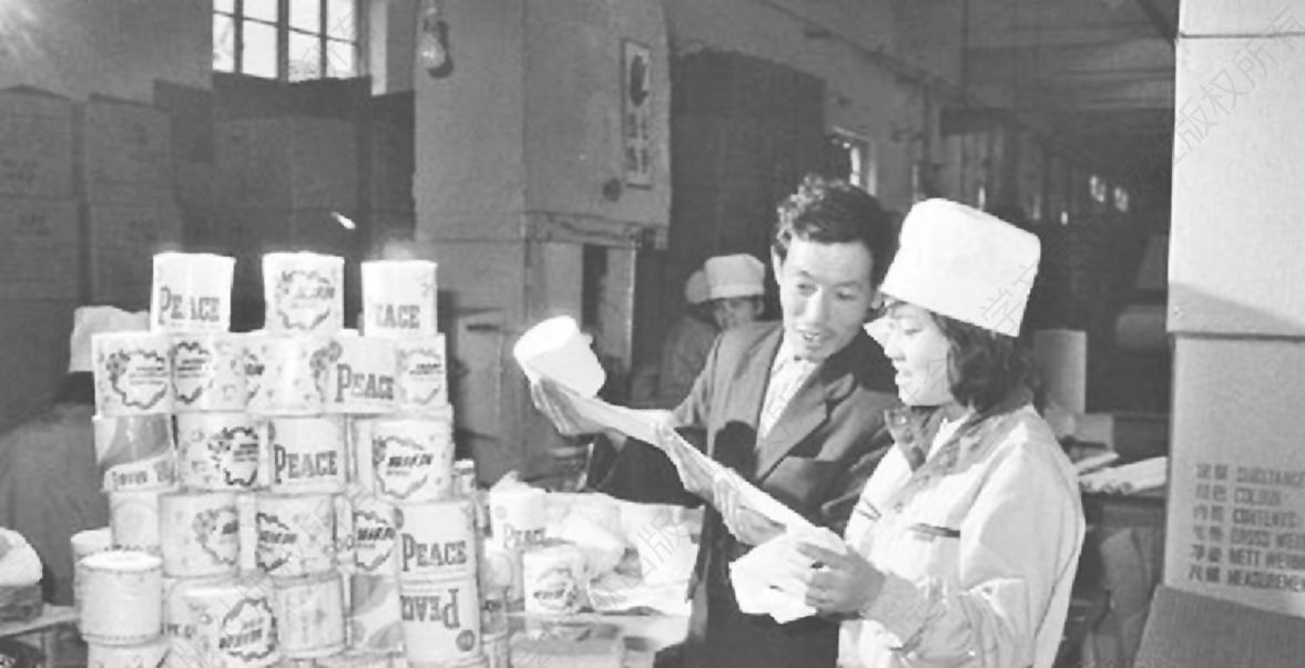 图2-3-1 1985年，马胜利在石家庄造纸厂出口卫生纸车间抽检产品质量