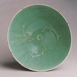 图12-1 鱼纹青瓷碗（伊利汗国烧制，14世纪上半叶，美国大都会博物馆藏，引自美国大都会编《成吉思汗的遗产》）