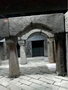 图8 莒县沈刘庄画像石墓前室中的八角柱