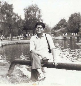 1978年，毕业于四川大学哲学系（21岁）