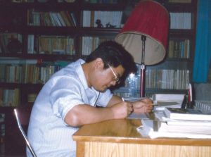 1988年，王卡在地质大学家中写论文