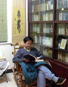 2005年，王卡在家中书房
