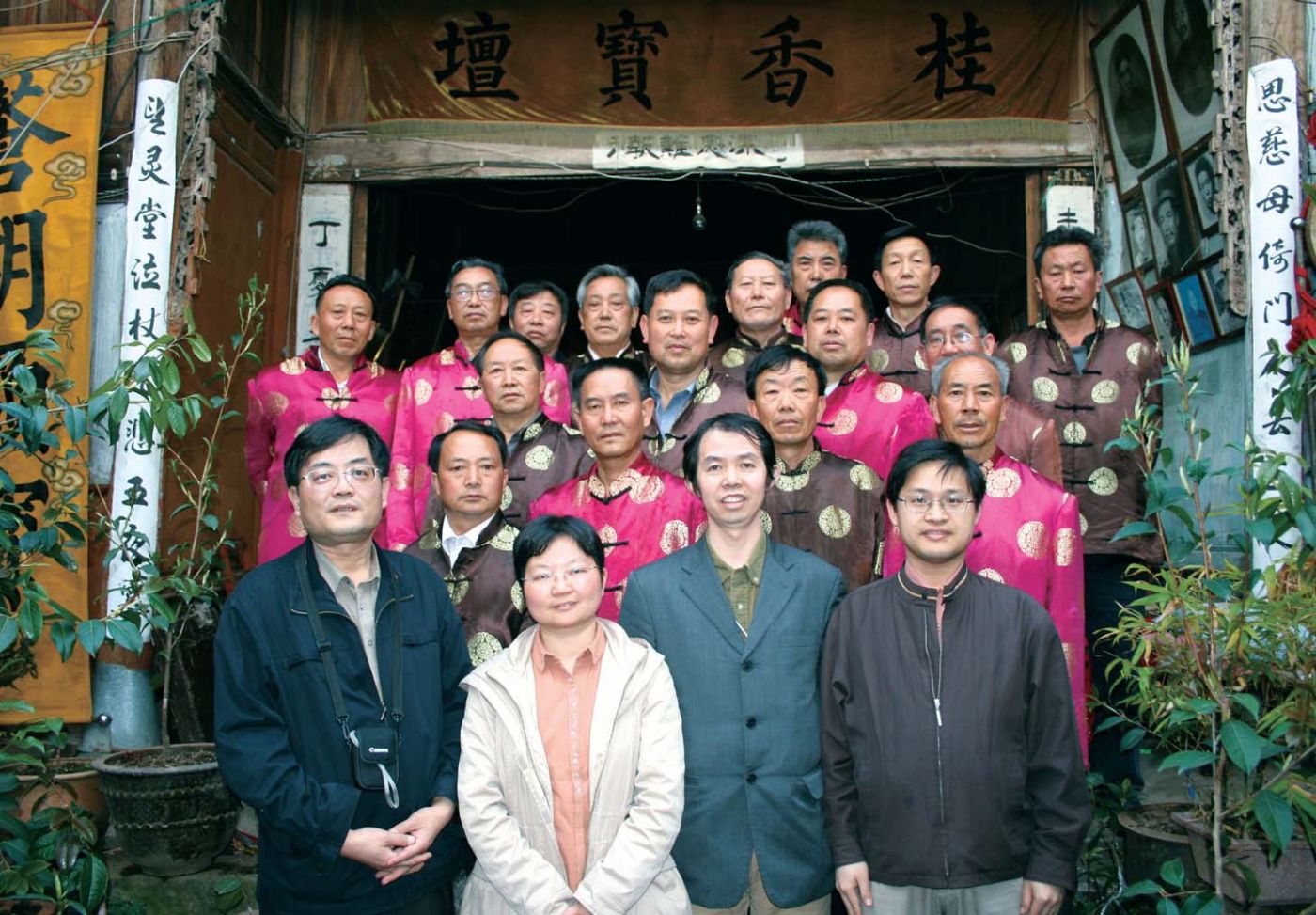 2007年4月王卡带领课题组成员在云南腾冲调研洞经文化