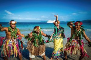 穿裙戴花的斐济男人（太平洋岛国贸易与投资专员署 供图）