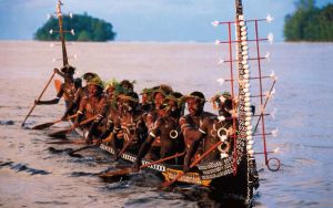 土著男性划独木舟（太平洋岛国贸易与投资专员署 供图）