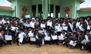 2014年8月11日几比国立行政学校297名学生获得毕业文凭