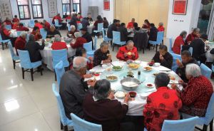 老人在养老院集体就餐