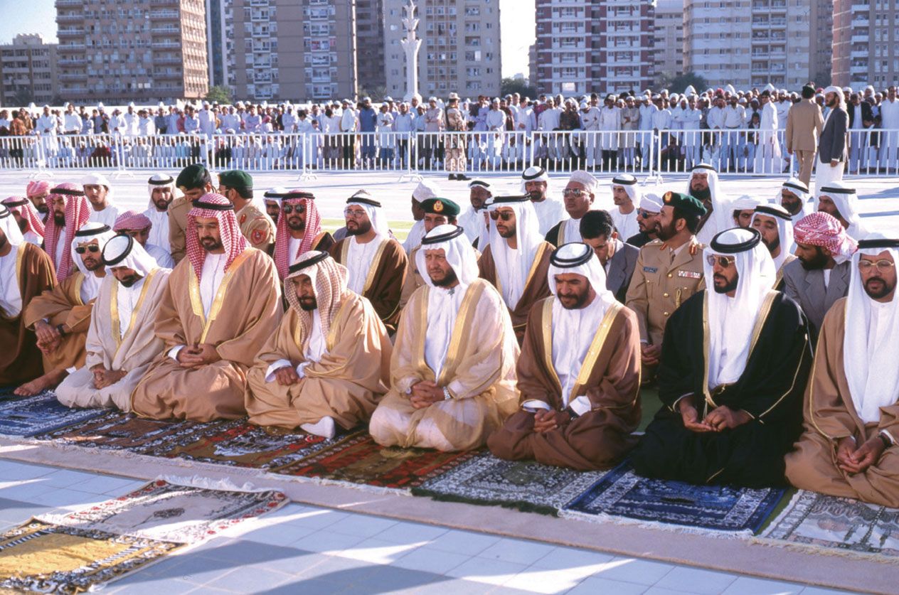 阿拉伯男子穿着传统服装