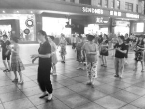 图4 中老年妇女在公共商业街跳舞