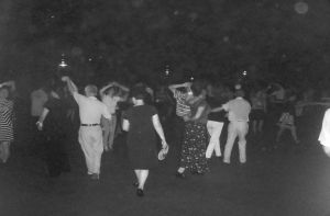 图5 傍晚老年人在城市公园跳交谊舞