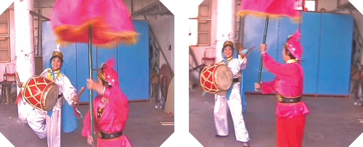 图3-16 双人舞姿造型，左为鼓手：金鸡独立展翅——伞娘：踏步蹲捻伞 右为鼓手：弓步击鼓——伞娘：小踏步捻伞