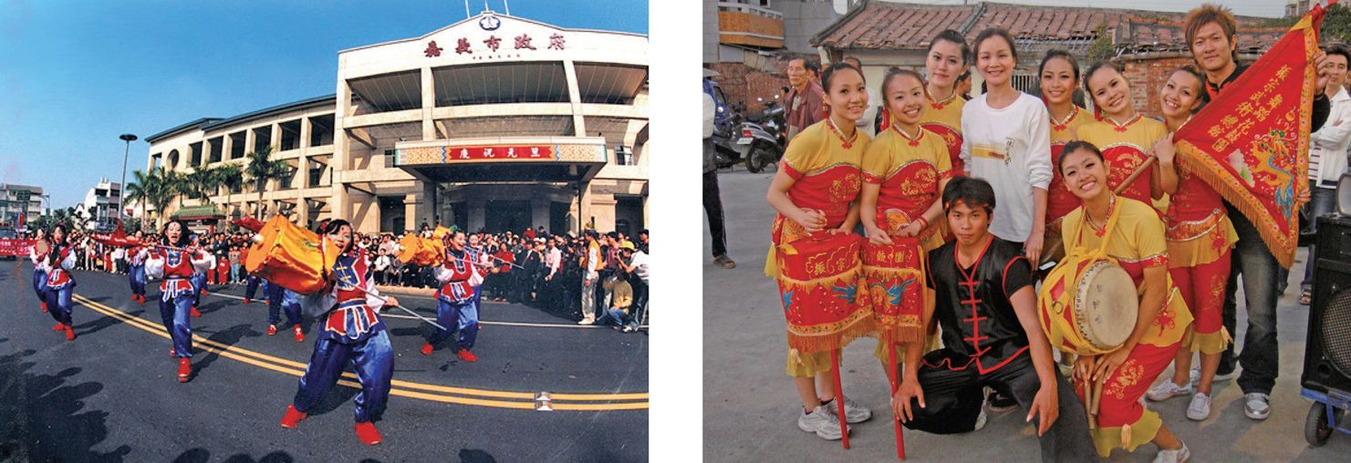 图5-40 （左）嘉义县跳鼓阵；（右）笔者与台南振宗花鼓团表演队合影