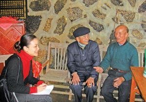 图7-6 笔者于2010年正月十三采访南靖县金山镇新村村“竹马戏”传承人林如柏（左）和林朝元（右）