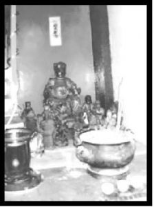 图4 圣春宫神龛上供奉之“伯显祖” 金身