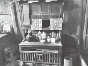 图1-7 长乐村一个贫困户的厨房（1）
