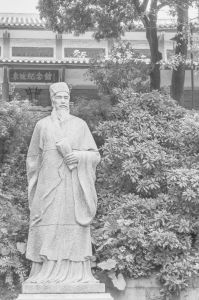 位于惠州西湖的苏东坡石雕像