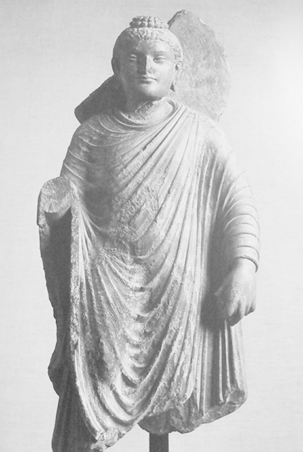 图1-30 释迦牟尼立像 犍陀罗地区 3～4世纪 印度昌迪加尔 国家博物馆藏