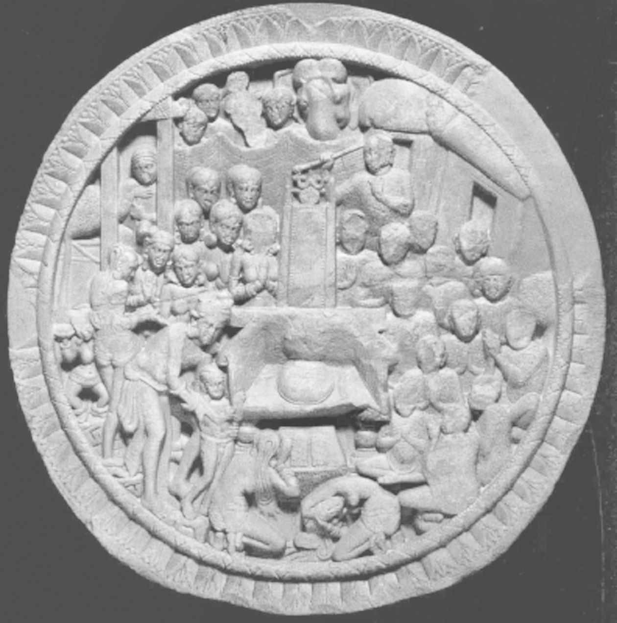 图1-53 释迦牟尼说法 阿玛拉瓦蒂出土 2世纪后期 阿玛拉瓦蒂 考古博物馆藏