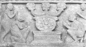 图4-2 崇拜法轮和三宝 犍陀罗出土 白沙瓦大学考古博物馆藏