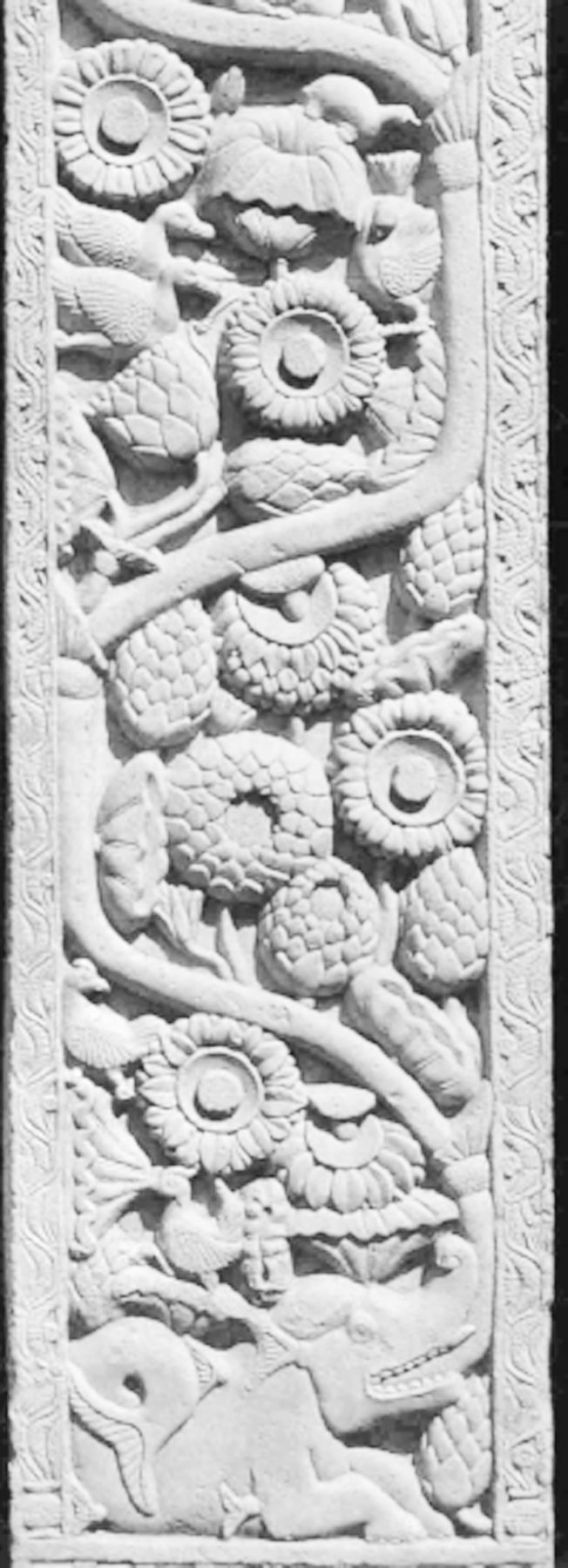 图4-38 摩羯鱼口中生出的莲花蔓草 桑奇第1塔东门 1世纪初 巴尔胡特 加尔各答印度博物馆藏
