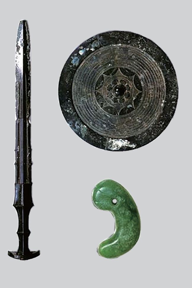 传说中的三种神器草薙剑、八咫镜和八坂琼勾玉