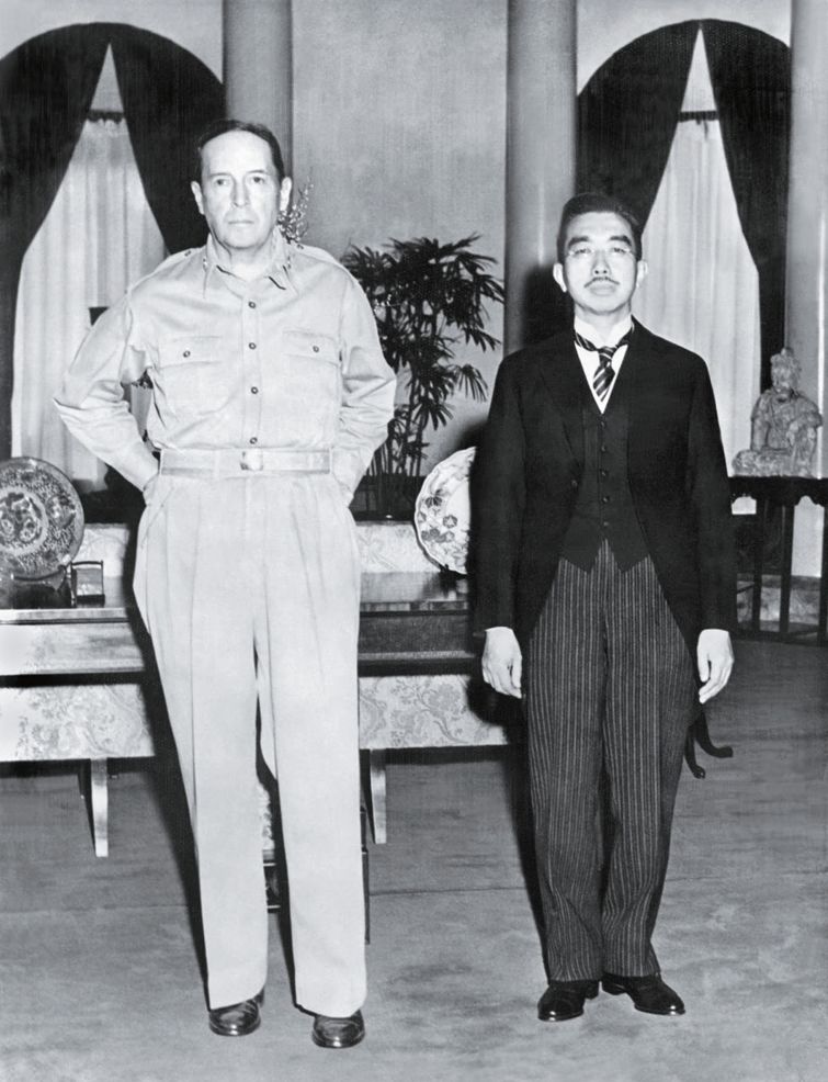 1945年9月27日，昭和天皇裕仁在美国驻东京大使馆访问了美国陆军上将道格拉斯·麦克阿瑟（Douglas MacArthur）