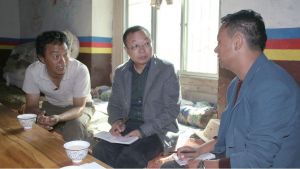 昌都市政协副主席、察雅县委书记任厚明（左二）到卡贡乡看望结对帮扶户并了解精准扶贫工作进展