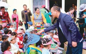 察雅县委副书记、县长其珠多吉（一排右一）在儿童节到幼儿园看望小朋友