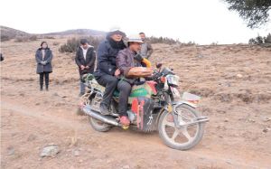 察雅县委副书记、县长其珠多吉（一排左一）搭乘摩托车深入尚未通路的察拉乡卡达村夏容自然村调研
