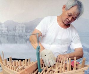 本澳自身造船工匠温泉亲手制作帆船模型