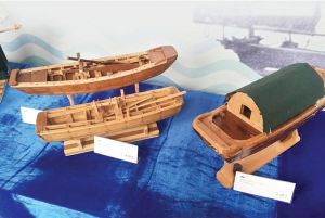 温泉根据真实渔船比例手工制作的船模