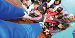 通过户外活动，一班年轻教师建立深厚友情（图片由中华教育会提供）