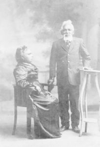 图2 艾米丽·杰基和威廉姆·威廉姆斯摄于波德塞特（1910年，手工上色照片）