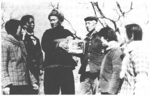 日军在旅顺大屠杀的见证人苏万君（1977年91岁），指着日军屠杀中国人的照片，控诉日军的野蛮大屠杀
