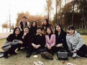 刘川鄂教授（前排左三）与学生在一起