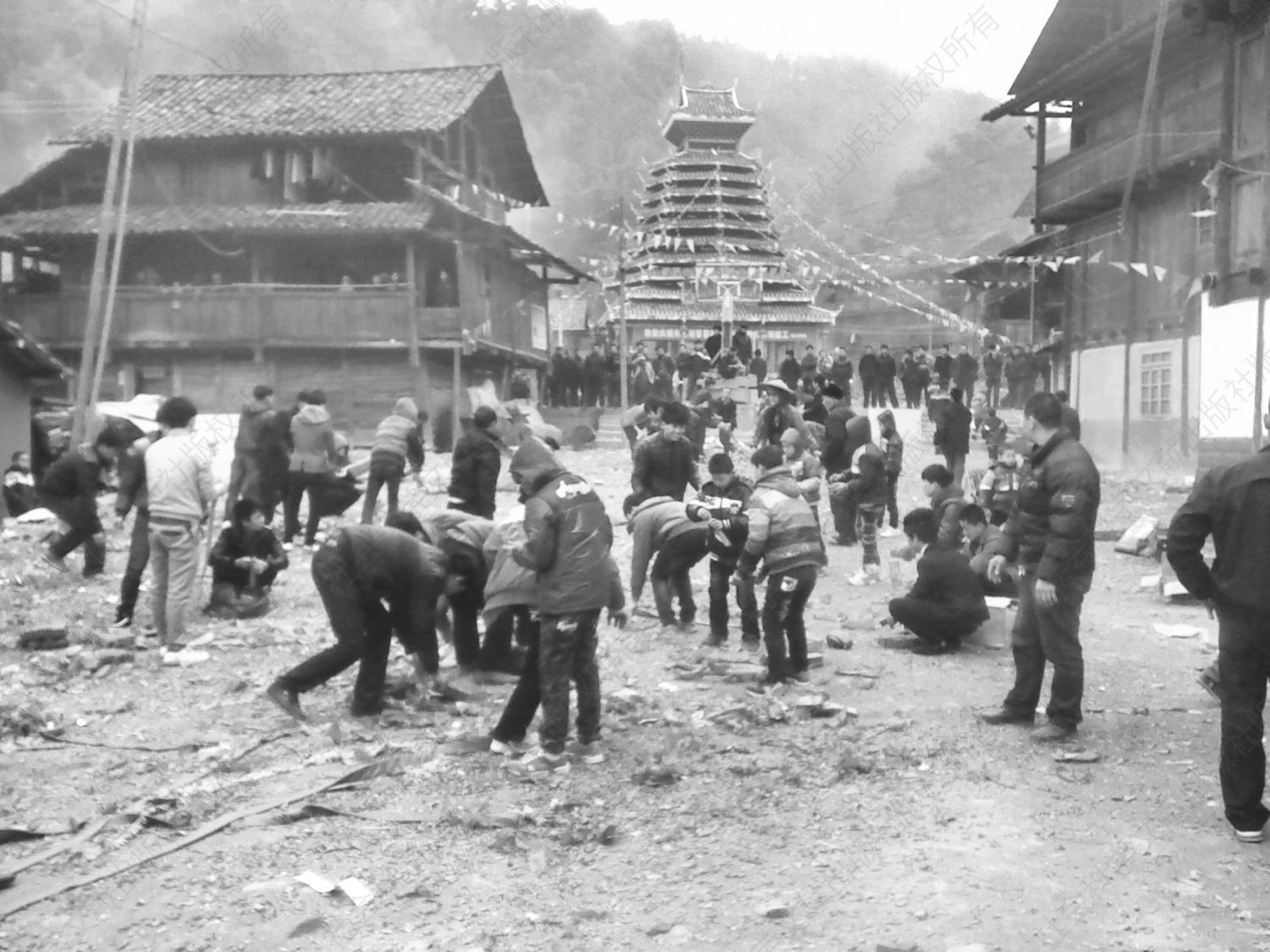 图3-3 春节各房族在坪地上燃放鞭炮