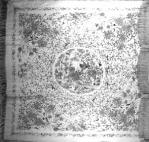 图9 19世纪米色绸地排金绣花卉百鸟图床罩，广东省博物馆藏