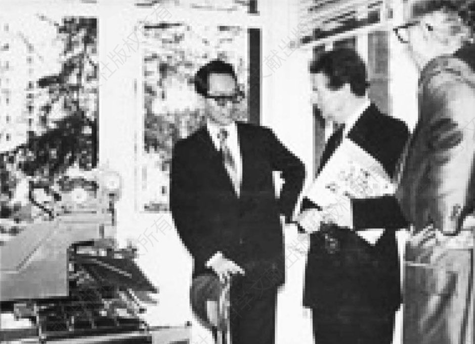 图2-3 1968年，余也鲁教授（左一）正在介绍打字机的功能