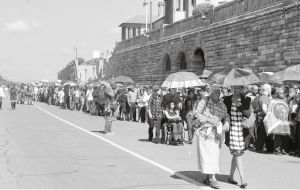 比勒陀利亚联邦大厦门前排队瞻仰遗体的民众