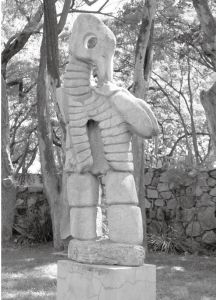 第一代石雕家的作品《鸟头人身像》