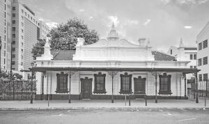 社保大厦后面的小白楼，建于1901年，混合了维多利亚和荷兰殖民地的风格，是这个城市中保护最好的维多利亚女王时代的建筑