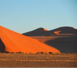 置身纳米布红沙漠，仿佛能听到远古的呼唤（下左图）