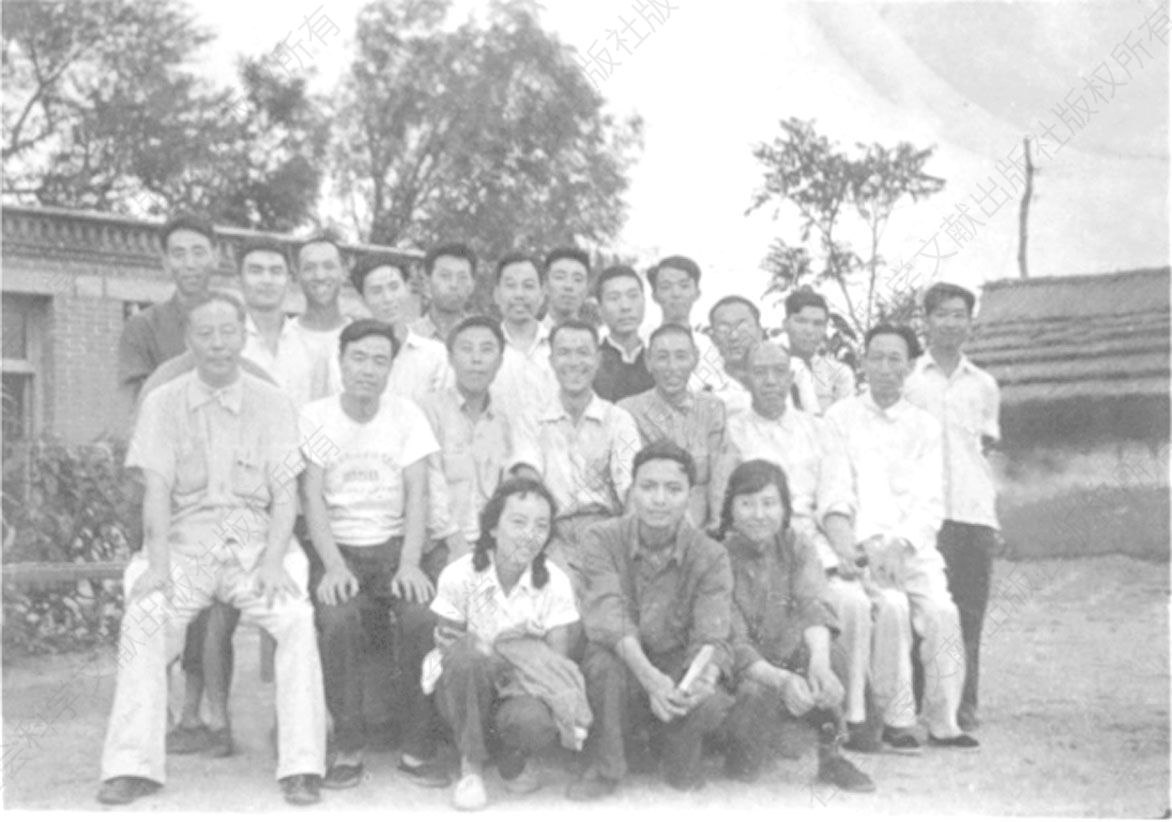 （图七）1959年春，王平凡同志率所内几位老先生至昌黎看望下乡同志