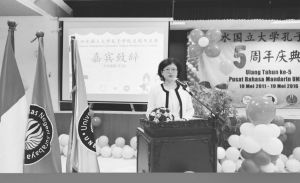 图9 2016年5月27日，中国驻泗水总领事于红女士出席了印尼泗水国立大学孔子学院成立五周年庆典